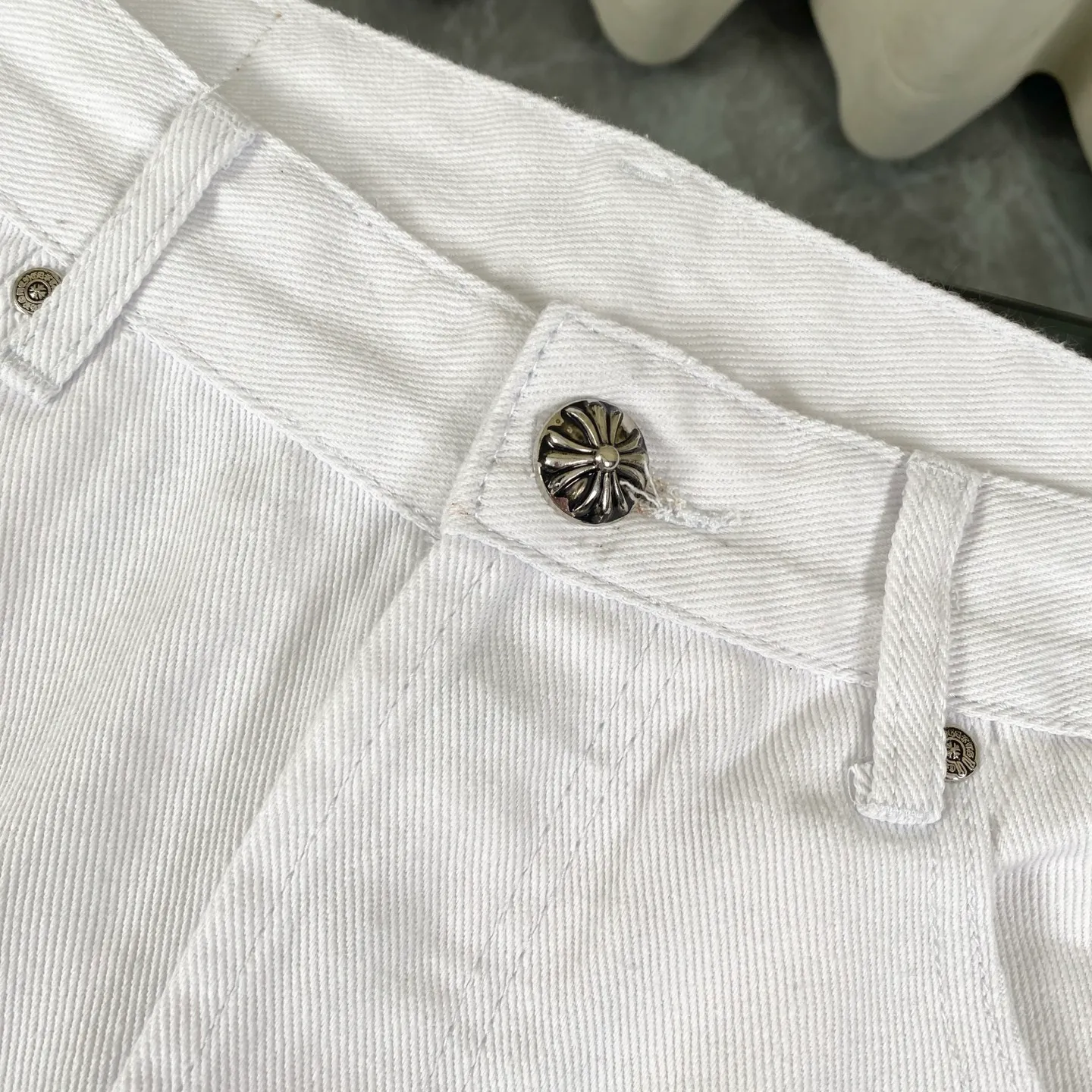 🅿️280 [Strongest version] Chroe Hets CH Chroe Hets CH white dark and light blue leather label jeans Customized metal buckle Legs washed distressed ripped hem ceiling-level jeans ‼ About Zangyin✅This is an extremely luxurious fashion brand that can also be called the aristocrat of the high street. It has always been an exclusive brand for some hipsters or the rich second generation. Compared with ordinary high streets, it is more luxurious and noble. Compared with luxury brands, it is more fashionable and individual. Top heavy industry fashion design✅Consistently high street luxury style creation. Speaking of this style, the Zangyin family and the GU family are definitely among the leading representative brands. Especially the Zangyin family's creation of high street style has really achieved an effect of transformation. The color of this model is already very eye-catching by using a unique washed material. It is decorated with pink patchwork cross flowers, which cleverly highlights the charm of the brand. Secondly, this model adopts a classic high-waist cut design, which highlights the long legs and fashionable temperament of the upper body. The brand is highly recognizable and the slim-fitting configuration is more suitable for daily wear. The personality will be fashionable and the specifications can be seen at a glance. Materials and technology ✅ Needless to say, this point goes without saying. As an excellent craftsman brand, Zangyin's requirements for details and craftsmanship are really perfect. The washed color of this model has gone through a lot of processes, not to mention the embellishment of the denim appliqués. It is also purely handmade and sewn. Just like what they believe in, only handmade things have soul and have the meaning of wearing. A top-notch heavy-duty fashionable denim item, recommended by both hands‼   Size: 28 30 32 34 equivalent to S-XL